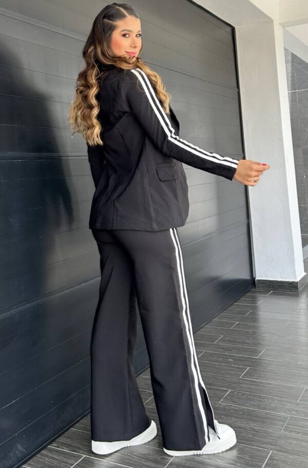 Damski Komplet Dwuczęściowy z Żakietem z Klapami i Spodniami z Paskami Bocznymi
