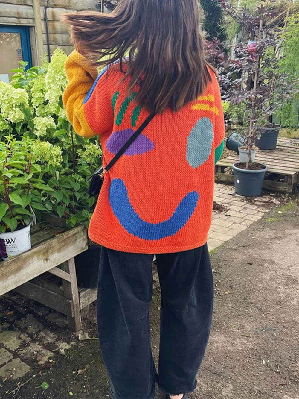Damski Sweter z Okrągłym Dekoltem z Wzorem Uśmiechniętej Twarzy na Plecach i Długimi Rękawami